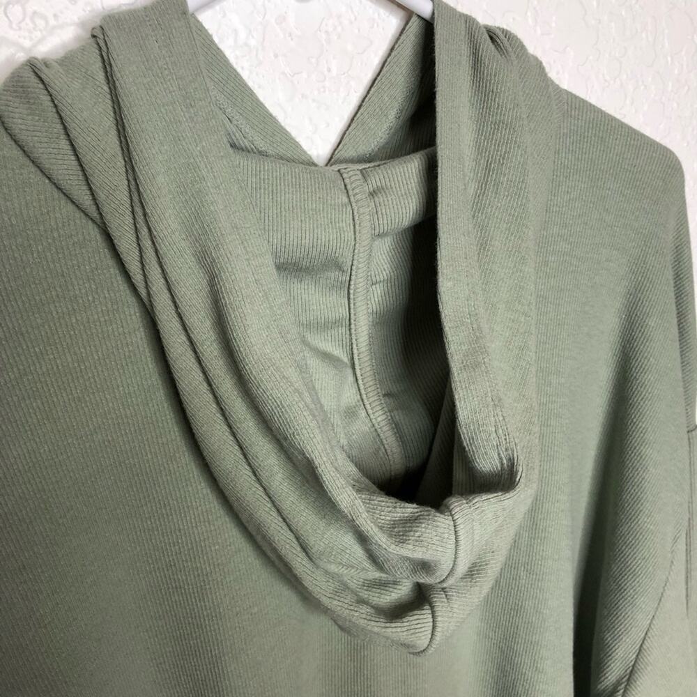 Athleta‎ light sage green ribbed knit hooded cropped top size Medium - Picture 13 of 14